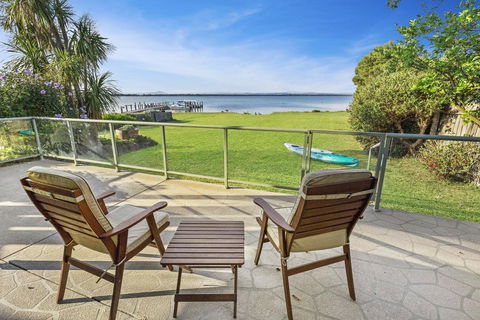 Eagle Point Getaway - Waterfront Serenity! - Hotel WA 0
