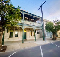 Entire Townhouse in Heart of Echuca's Port CBD - 15 guest capacity - Hotel WA