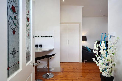 Hidden Gem In Cafe Strip! Chadstone + King Bed - Hotel WA 2