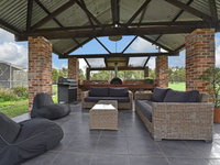 Kelman Cottage - tucked away with pool  native wildlife