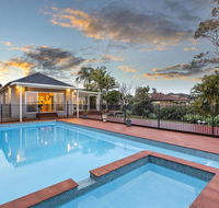 Lavish Lakefront Pool House - Hotel WA