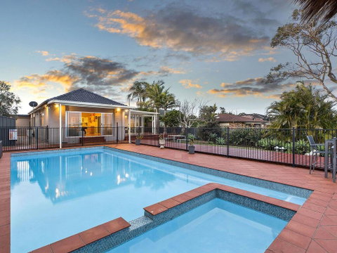 Lavish Lakefront Pool House - Hotel WA 0