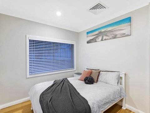 Lavish Lakefront Pool House - Hotel WA 2