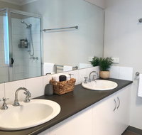 Luxury 4BR Home with KING Bed Lakes Entrance - Hotel WA
