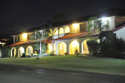 McNevins Warwick Motel - Hotel WA 3