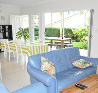 MODERN 3 BEDROOM APARTMENT IN TRADITIONAL QUEENSLANDER  PATIO LEAFY YARD POOL - Hotel WA
