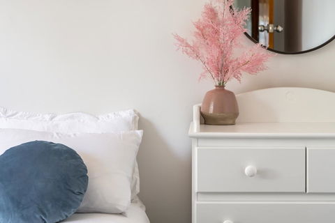 Moonah House-10 Mins To CBD & MONA, 4BR, 2 BATH, Great View, Park 3 Cars, Sleep 11, King Bed, En-suite - Hotel WA 1