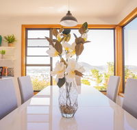 Moonah House-10 mins to CBD  MONA 4BR 2 BATH great view park 3 cars sleep 11 king bed en-suite - Hotel WA