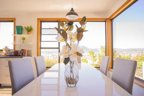 Moonah House-10 Mins To CBD & MONA, 4BR, 2 BATH, Great View, Park 3 Cars, Sleep 11, King Bed, En-suite - Hotel WA 0