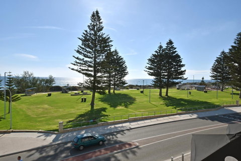 Mullaloo Beach Hotels & Apartments - Hotel WA 1