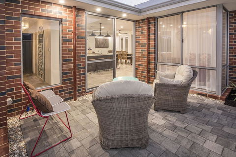 15 Cabot Close - Hotel WA 20