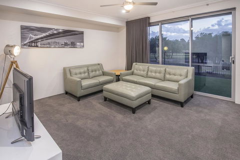 15 Cabot Close - Hotel WA 18