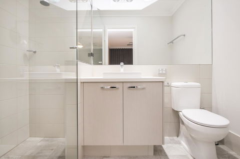 15 Cabot Close - Hotel WA 11