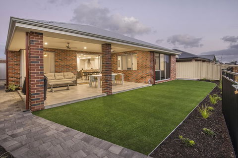 15 Cabot Close - Hotel WA 26