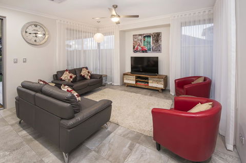 15 Cabot Close - Hotel WA 14