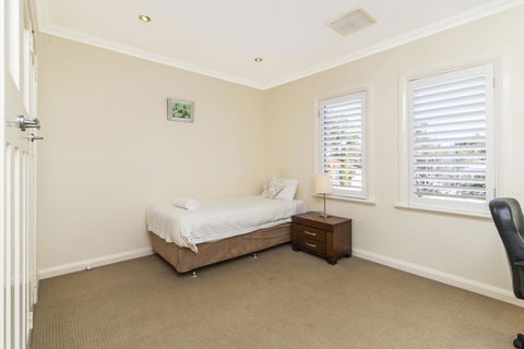 Inner Western Suburbs Retreat - Hotel WA 32