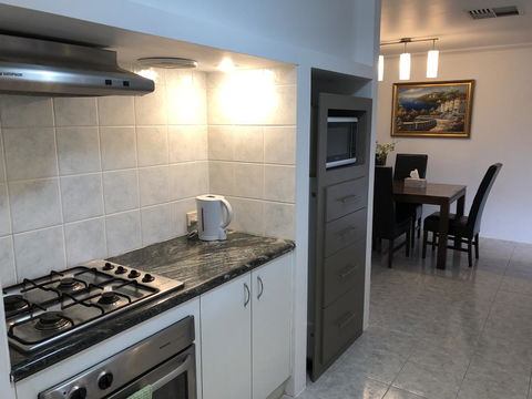 Charming Quiet Lodge-2 Minutes Walk To Shopping Complex - Hotel WA 7