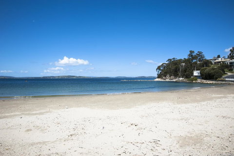 On The Beach Waterfront Apartment - Hotel WA 16