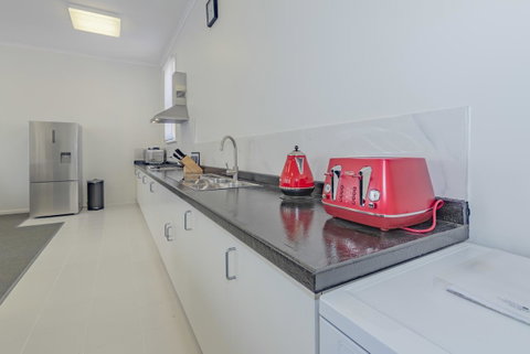 4 Bedroom House - Hobart CBD - Free Parking - Free WIFI - Hotel WA 2