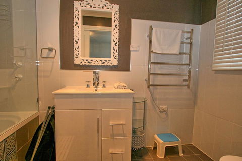 Oak & Barrel / 7 Twynam Street - Hotel WA 3