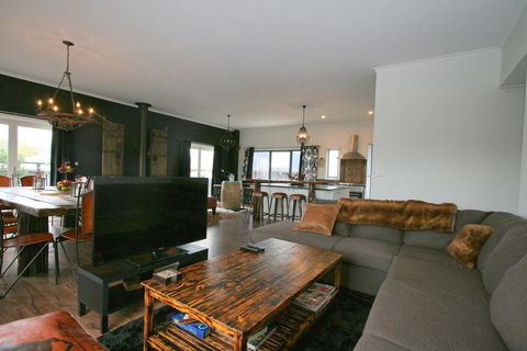 Oak & Barrel / 7 Twynam Street - Hotel WA 0