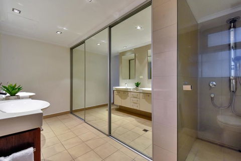 Oceana Darwin Central Oceanfront 3 Bedroom 2 Lounge Room Pool Gym Tennis Court Sleeps 9 - Hotel WA 3