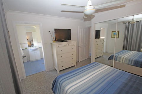 Paradise Waters - No. 13 - Hotel WA 1