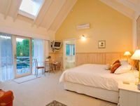 PLUM TREE STUDIO - couples lakeside spa retreat