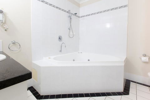 REGAL 32 APARTMENT - SPA BATH - Macrossan St - Hotel WA 2