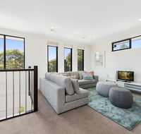 Spacious 4-Bed House with Parking and Backyard - Hotel WA
