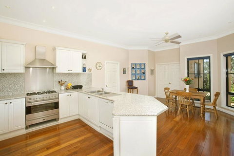 Stately Bowral Designer Home - Hotel WA 2