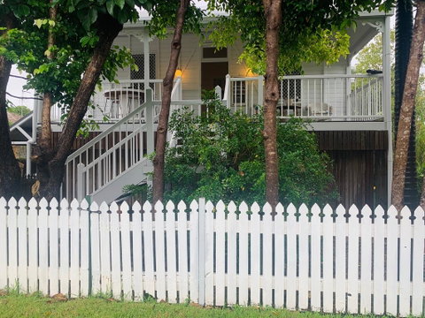 Stranded In Oz Stay In Relaxing Environment, FREE WIFI, NETFLIX, POOL, AIR CON - Hotel WA 0