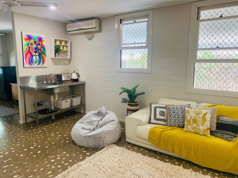 Stranded In Oz Stay In Relaxing Environment, FREE WIFI, NETFLIX, POOL, AIR CON - Hotel WA 2