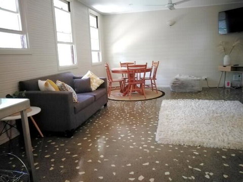Stranded? Nowhere To Stay? Sanitised Apartment, Sleeps 4, Netflix, Wifi, Pool - Hotel WA 0