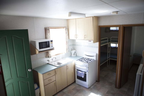 Strayleaves Caravan Park - Hotel WA 3