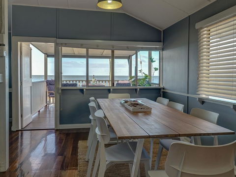 Sublime Beachfront Queenslander On The Esplanade - Hotel WA 0