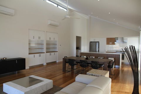 The Carnarvon Luxury Canal Home - Hotel WA 3