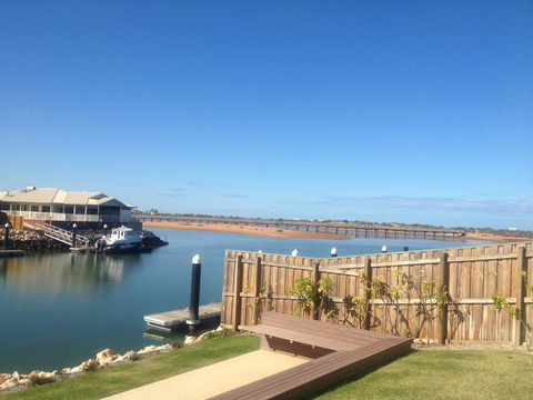 The Carnarvon Luxury Canal Home - Hotel WA 2