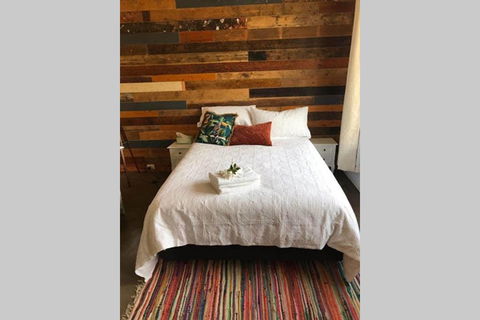 The Cottage - 58 Acre Farm Stay At Hanging Rock - Hotel WA 1