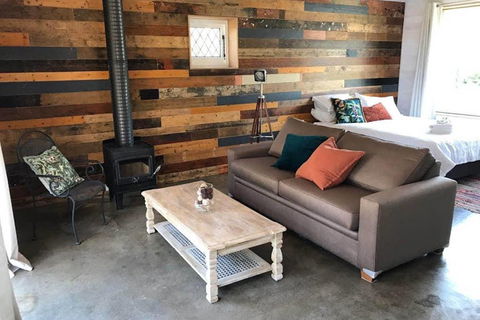The Cottage - 58 Acre Farm Stay At Hanging Rock - Hotel WA 0