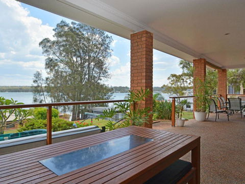 The House On The Lake @ Fishing Point, Lake Macquarie - Honestly Put The Line In And Catch Fish - Hotel WA 0