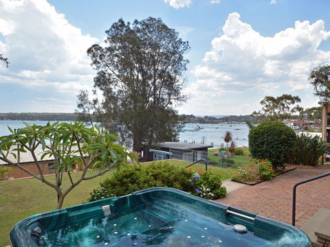 The House On The Lake @ Fishing Point, Lake Macquarie - Honestly Put The Line In And Catch Fish - Hotel WA 1