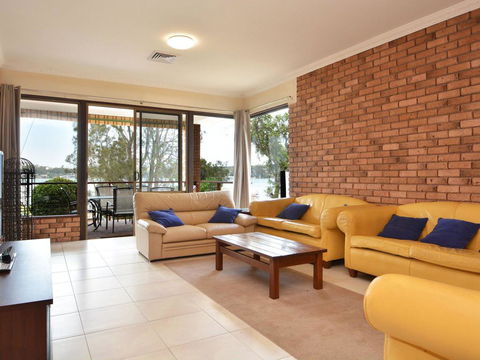 The House On The Lake @ Fishing Point, Lake Macquarie - Honestly Put The Line In And Catch Fish - Hotel WA 3