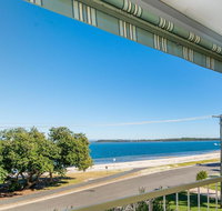 VIEWS VIEWS VIEWS Front Top Floor Waterfront Unit - Chnook Apartments South Esp Bongaree - Hotel WA
