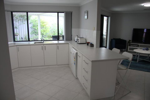 Warnbro Beach Family Accommodation - Hotel WA 2