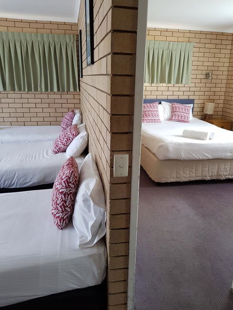 Twin Pines Motel - Hotel WA 7