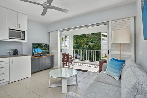 Palm Cove Paradise - Couples Spa Beach Getaway - Hotel WA 11