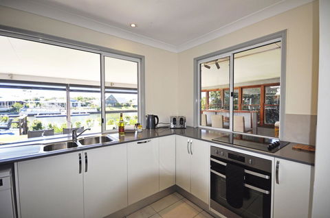 Bribie Island Canal Holiday Destination! - Hotel WA 4
