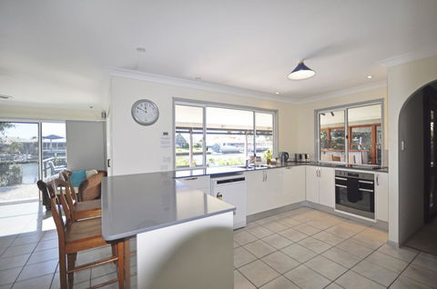 Bribie Island Canal Holiday Destination! - Hotel WA 6