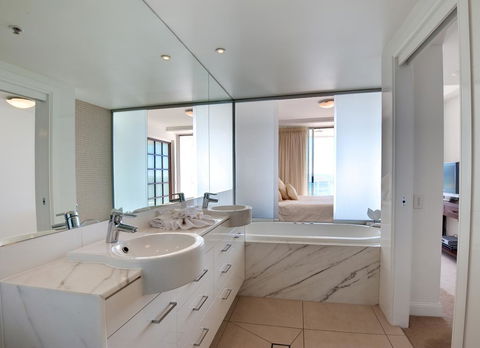Reflection On The Sea - Hotel WA 31